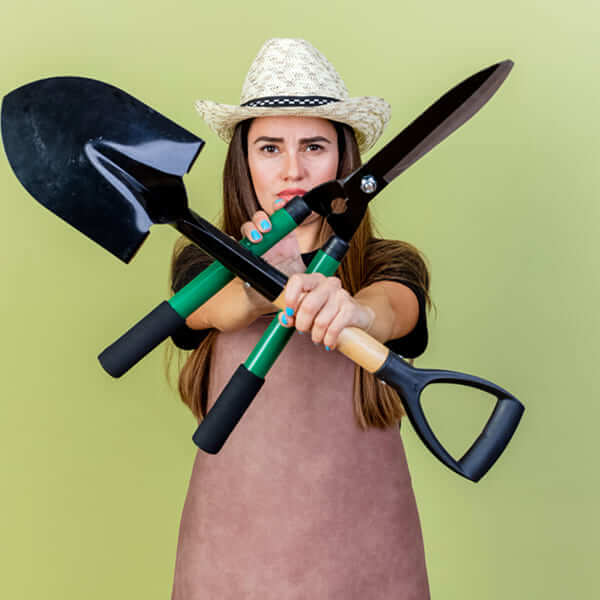 Un caddie de supermarché vide dans l'allée d'un magasin, symbolisant les achats non essentiels.