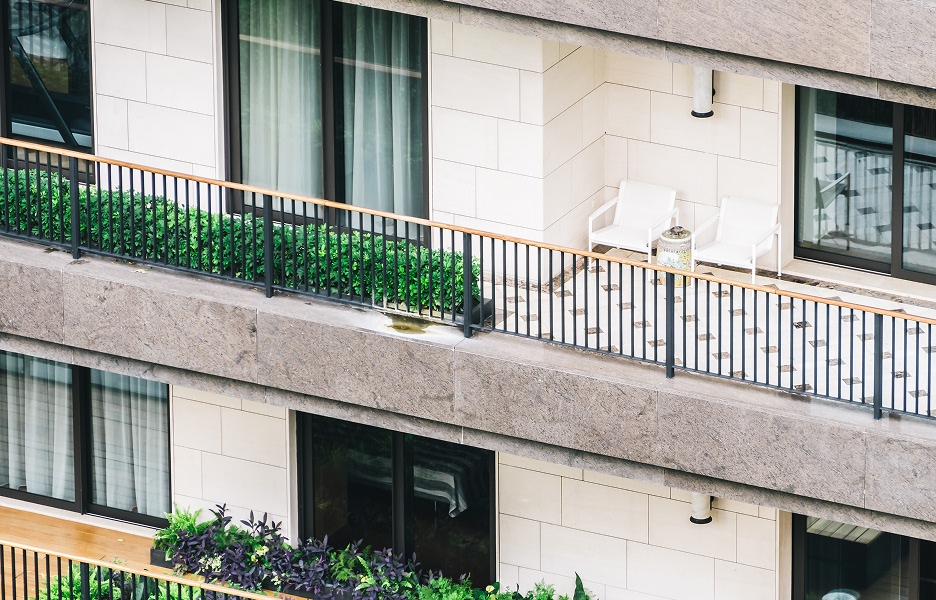 Balcon urbain avec végétation verdoyante illustrant l'utilité d'un hôtel à insectes ou d'un nichoir dans un petit jardin